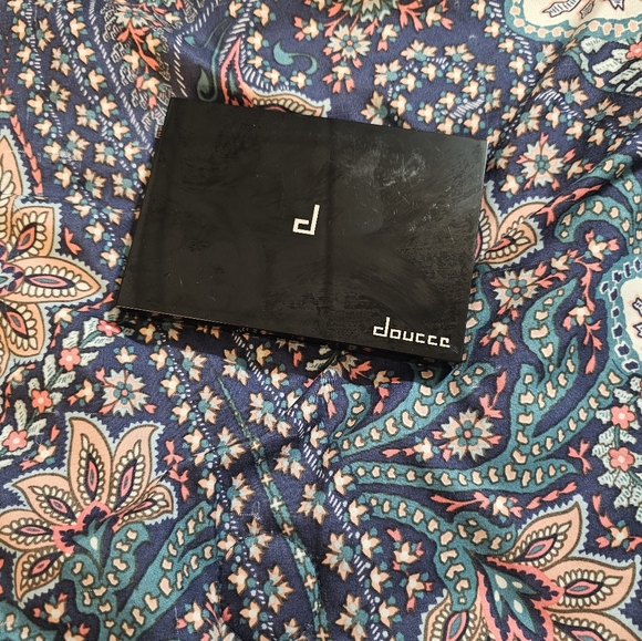 Doucce blush and highlight palette. - Picture 2 of 4